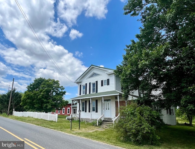 view of front of house with a front lawn and covered porch