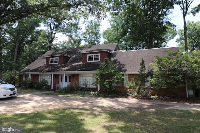 view of front facade featuring a front lawn