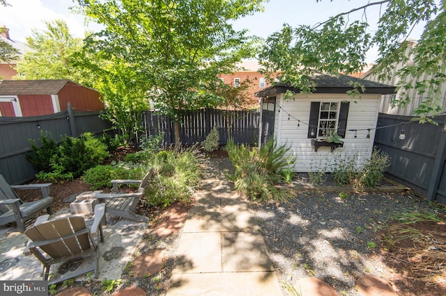 view of yard featuring a storage unit