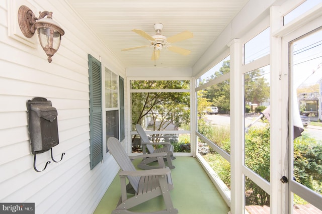 sunroom with ceiling fan