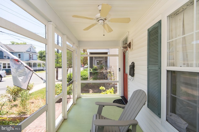 sunroom with ceiling fan