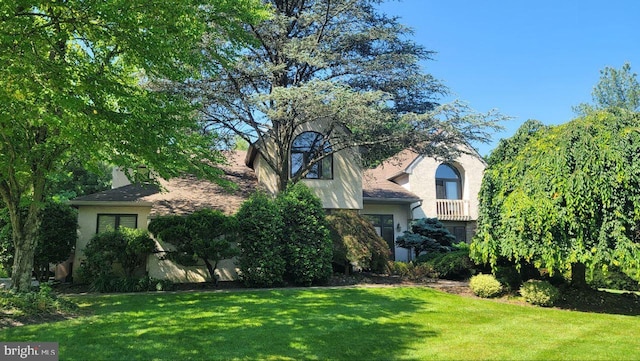 view of front of house with a front lawn