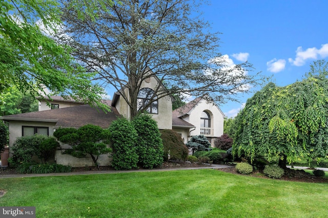 view of front of home with a front lawn