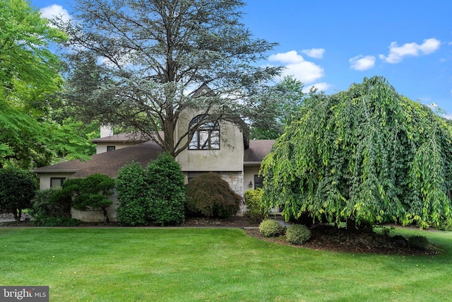 view of front of property with a front yard