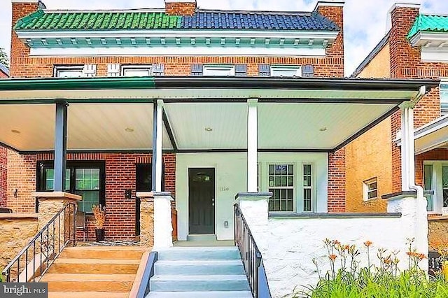 view of front of property featuring a porch