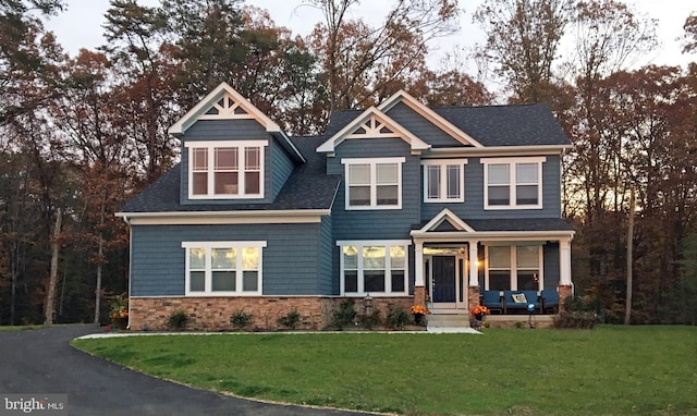 craftsman-style house featuring a front yard