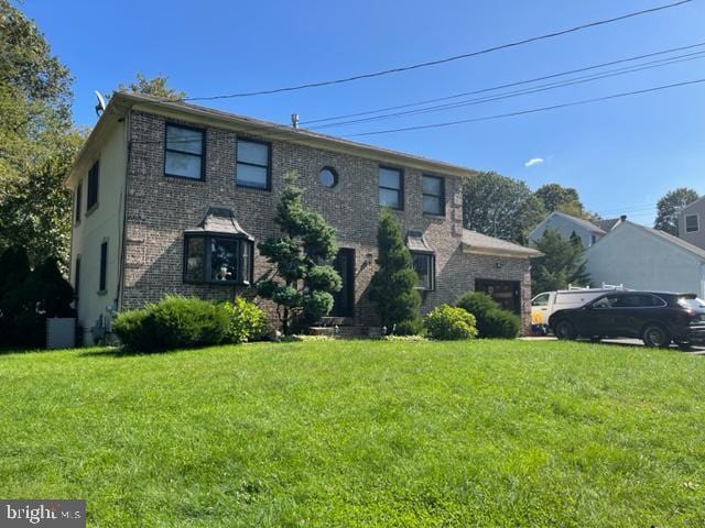 view of front of house featuring a front lawn