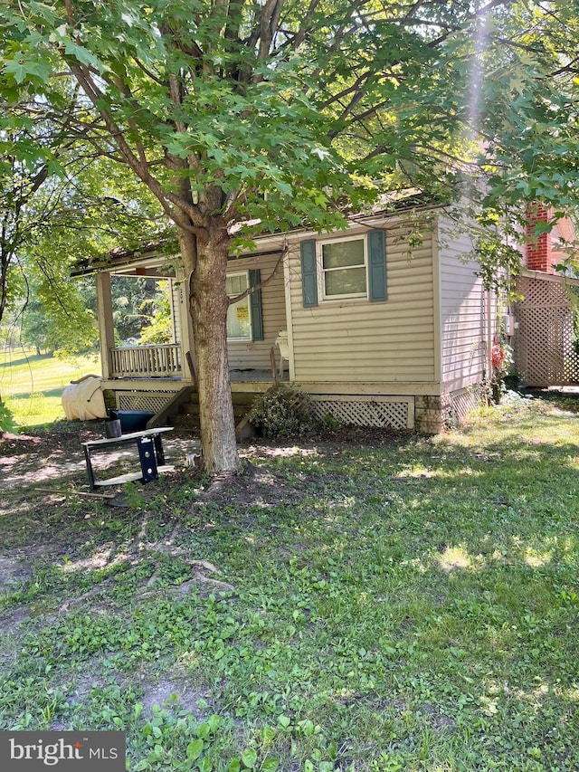 view of front of property with a front yard