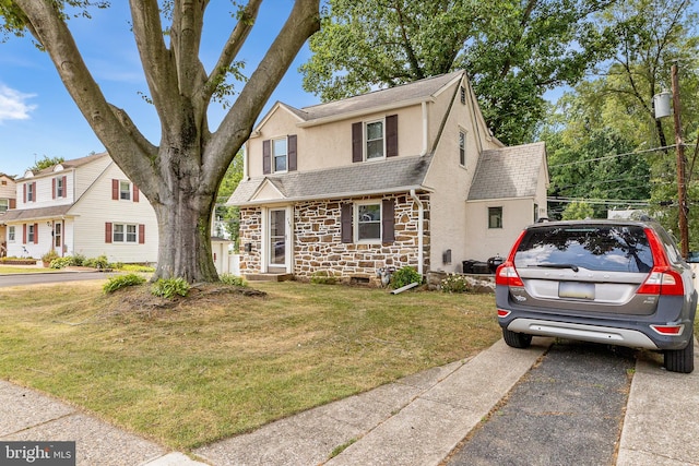 front of property with a front lawn