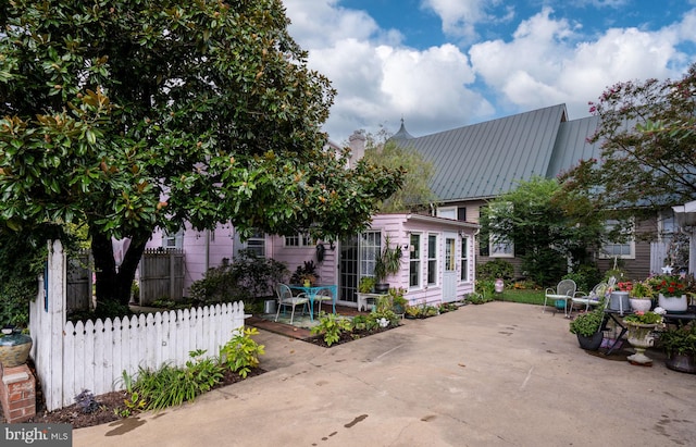 view of front of property featuring a patio