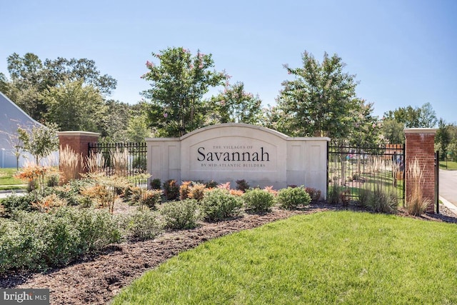 community sign with a lawn