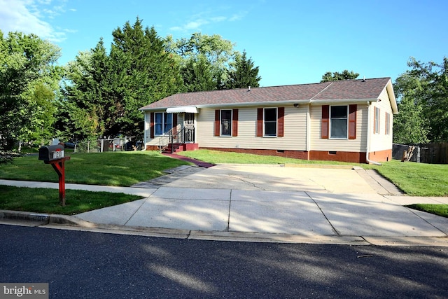 view of front of house featuring a front lawn