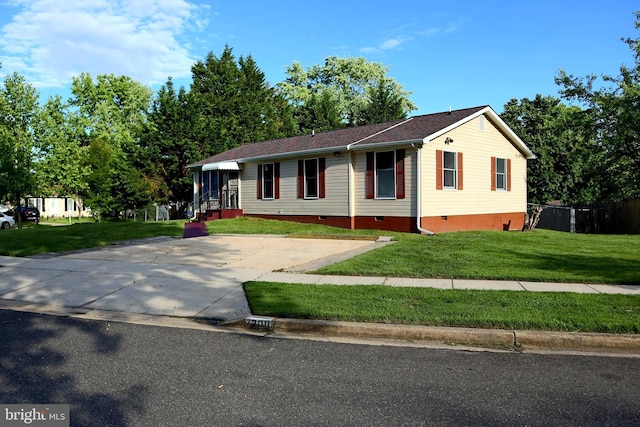 single story home featuring a front lawn