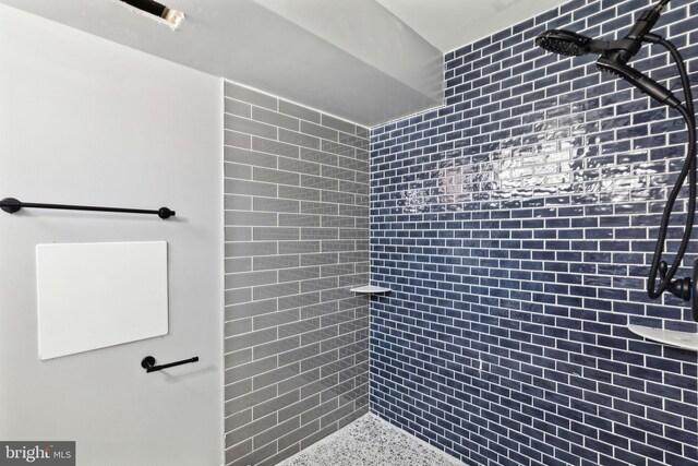 bathroom featuring a tile shower