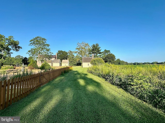 view of yard featuring a rural view