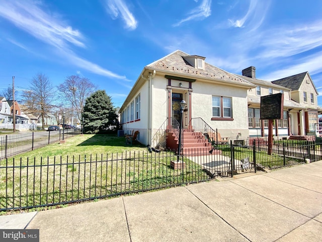 view of front facade featuring a front yard