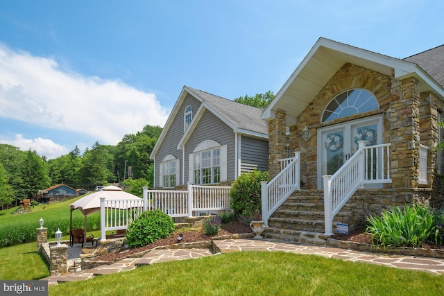 view of front of house featuring a gazebo and a front lawn