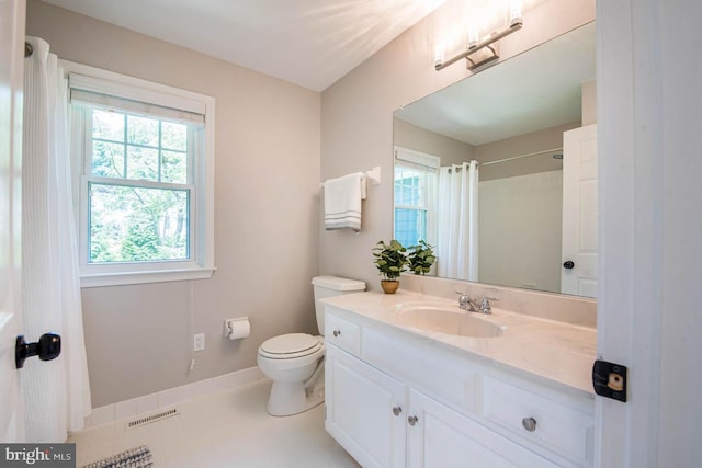 full bath with visible vents, plenty of natural light, toilet, and baseboards