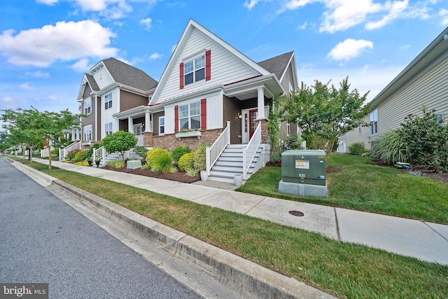 view of front of house featuring a front lawn