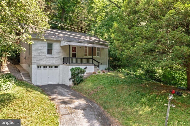 view of front of property featuring a front yard and a garage