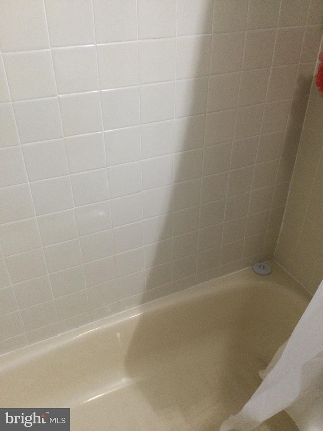 bathroom featuring tiled shower / bath combo