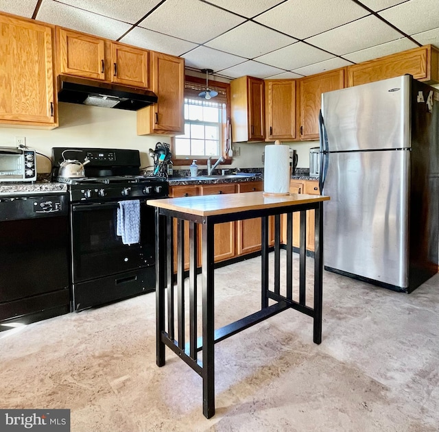 kitchen with sink, a drop ceiling, and black appliances