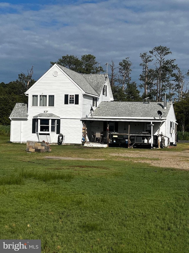 view of front facade with a front yard