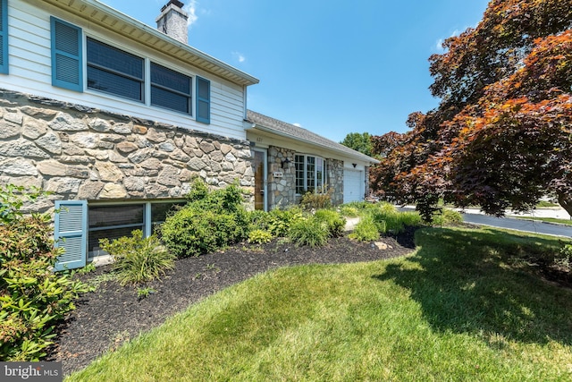 view of side of property featuring a lawn