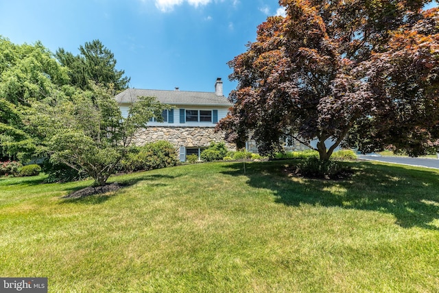 view of front of home featuring a front yard