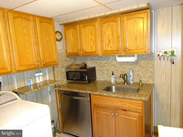 kitchen with backsplash, a drop ceiling, stainless steel appliances, sink, and washer / clothes dryer