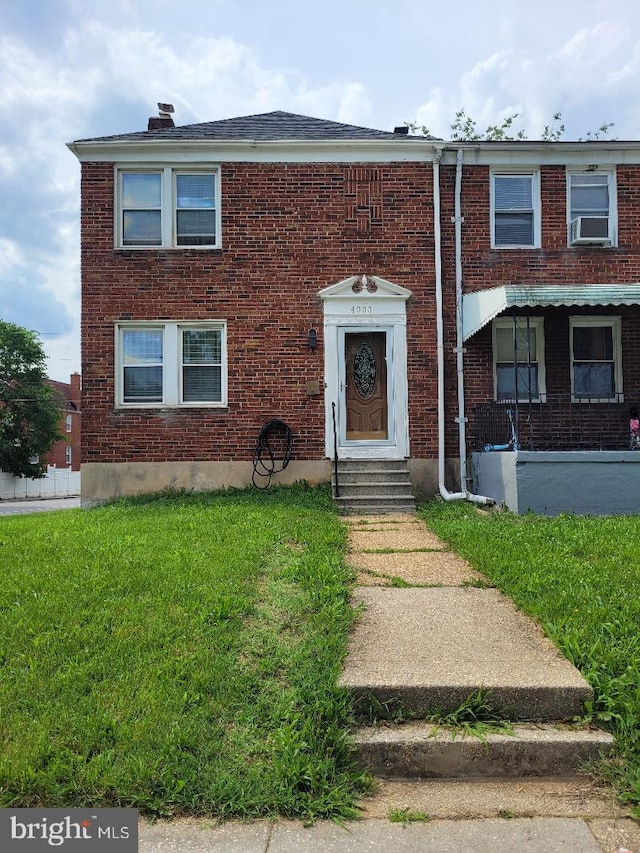 view of front of property featuring a front lawn