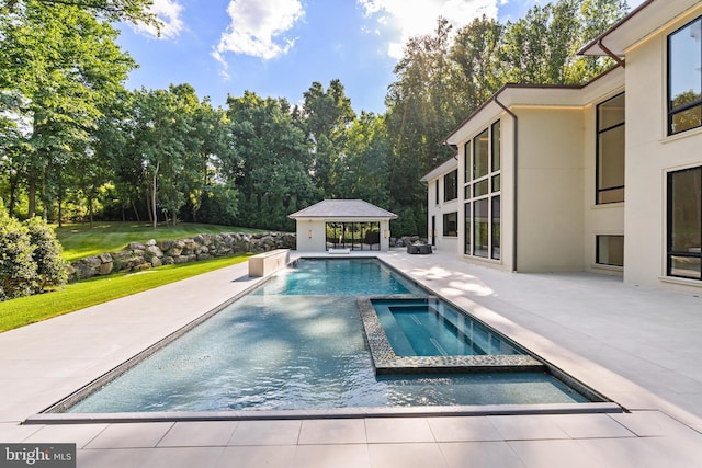 view of pool with an in ground hot tub and a patio area