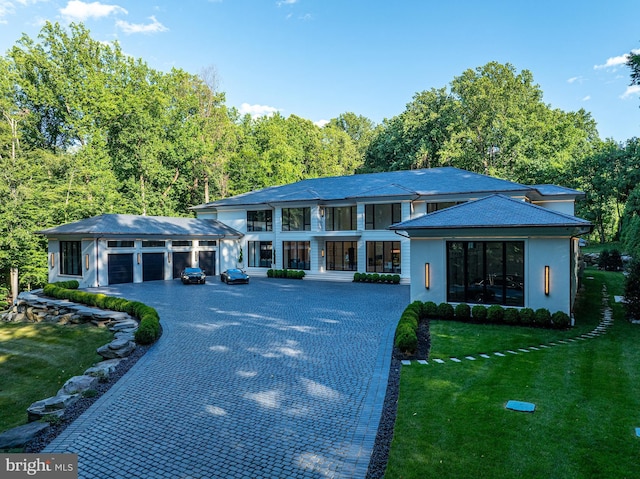 view of front of home featuring a front lawn and a garage