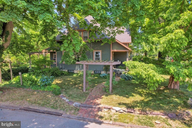 view of front of property featuring a pergola and a front lawn