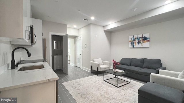 living room featuring visible vents, recessed lighting, baseboards, and wood tiled floor
