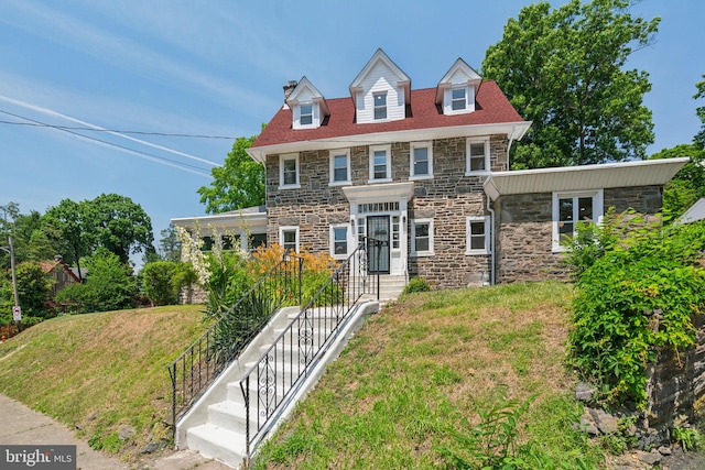 view of front of house featuring a front yard