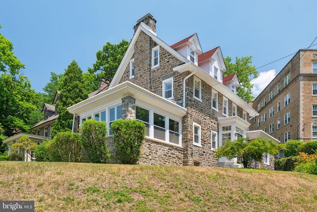 view of side of property featuring a lawn