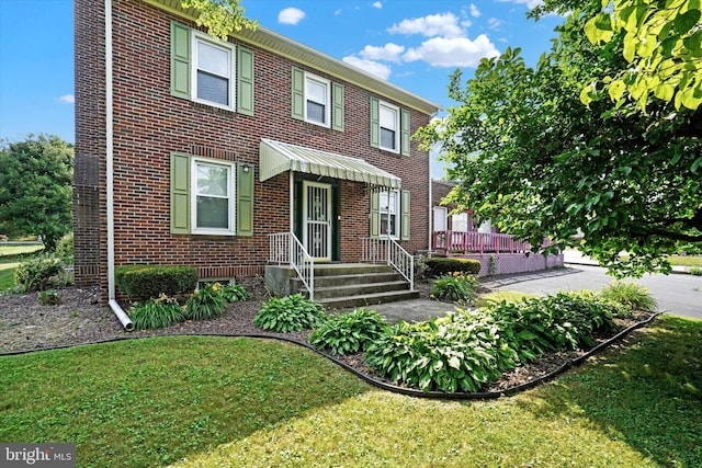 view of front facade featuring a front lawn