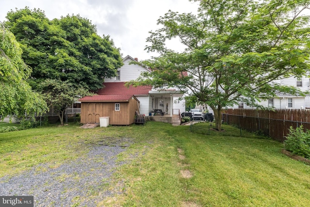 view of yard featuring a shed