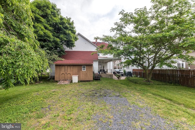 view of yard with a storage unit