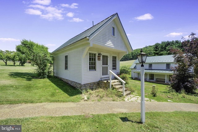 view of front facade featuring a front yard