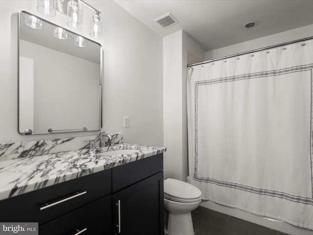 full bath with vanity, toilet, a shower with curtain, and visible vents