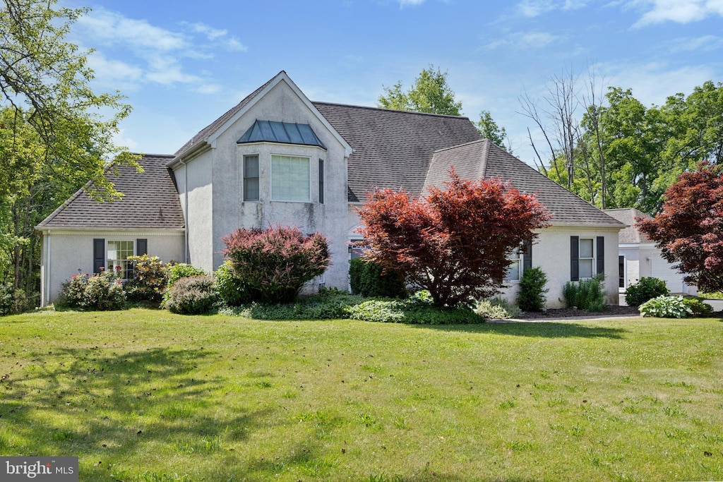 view of front of property featuring a front yard