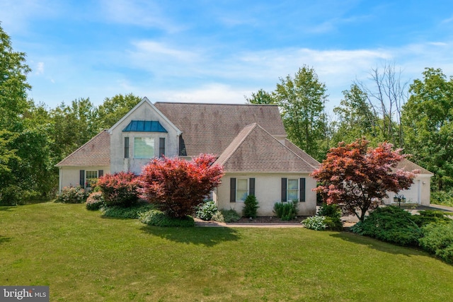 view of front of home featuring a front lawn