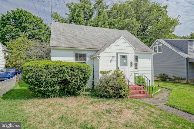 bungalow featuring a front yard