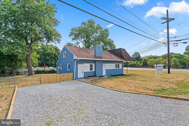 view of front of property featuring a front yard