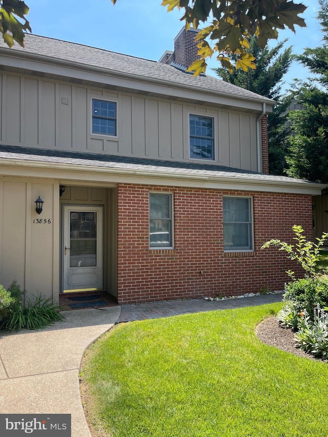 view of front of house with a front lawn