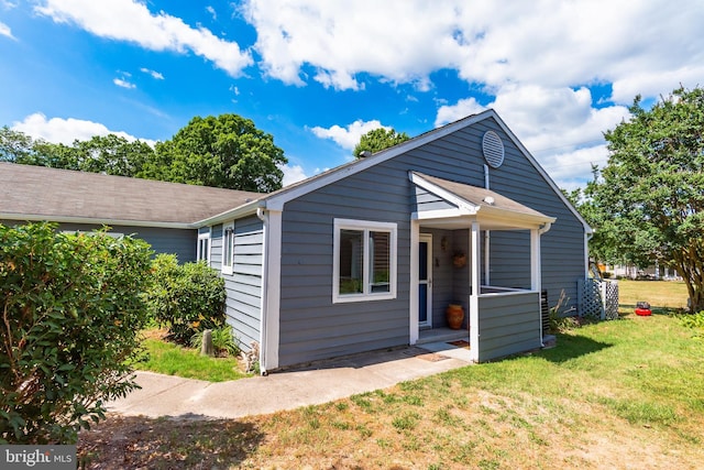 bungalow-style home featuring a front lawn