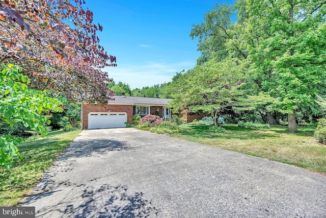 view of front of home featuring a front yard and a garage