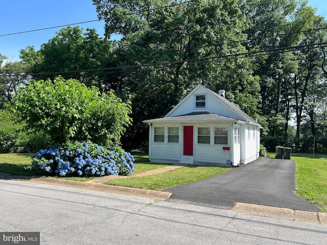 view of front of home with a front lawn